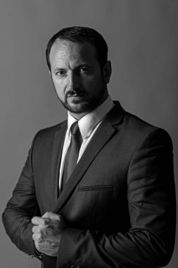 Sakallı ve ciddi yüzlü bir adam işleri yönetir..