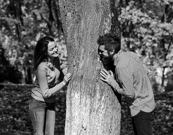 Verliebtes Paar spielt neben Baum im Herbstpark — Stockfoto