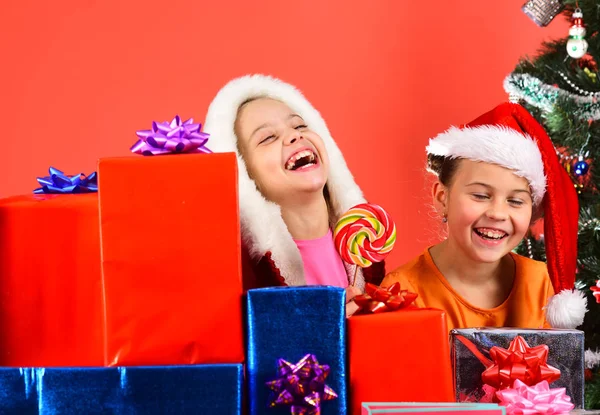 Dziewczyn świętować nowy rok, i zabawy. Dzieci w Santa kapelusze — Zdjęcie stockowe