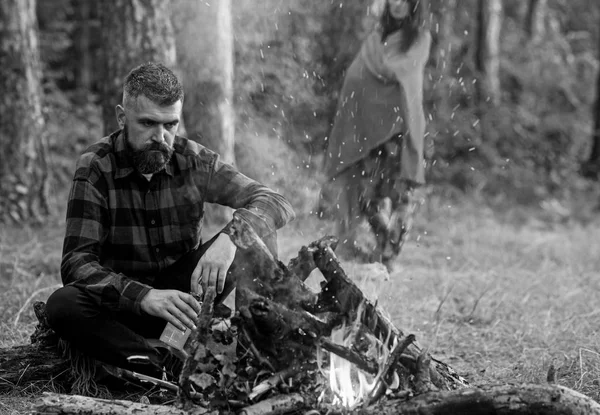 Piknikte yorgun ve yapayalnız bir adam, barbekü — Stok fotoğraf