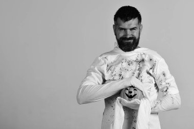 Adam gri arka plan, kopya alanı üzerinde zor güler yüz ile