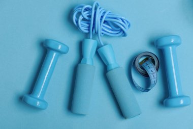 Dambıllar ve halat atlama mavi arkaplanda cyan renginde