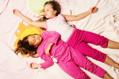 Pembe pijamalı çocuklar eğleniyor. Liseli kızlar pijama partisi veriyor.