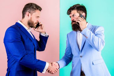 İşadamları modern gadget smartphone ile online erişim kullanın. İş adamları Internet modern teknolojileri iletişim için kullanır. Konuşma ile meşgul düzenlemeler onaylayın. İş ortağı arama