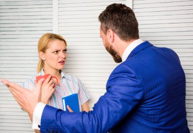 Gergin konuşma veya iş arkadaşları arasında kavga. Patron işçi çalışma planı tartışıyorlar. Önyargı ve çalışanın kişisel tutum. Office kavga kavramı. İş arkadaşları arasında yanlış anlama