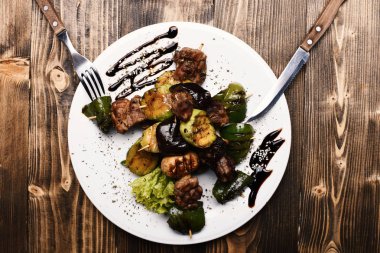 Lokantada ya da kafede bir kişilik masa servis ediliyor..