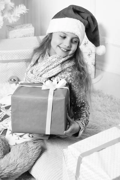Dziewczyna z nieśmiałym uśmiechem na tle biały wystrój wnętrz. Miss Santa — Zdjęcie stockowe