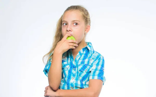 Η καλή διατροφή είναι απαραίτητη για την καλή υγεία. Μάθετε ποιες βιταμίνες και ανόργανα συστατικά το σώμα σας χρειάζεται. Παιδί κορίτσι φάτε φρούτα πράσινο μήλο. Διατροφή βιταμίνη περιεχόμενο της apple. Βιταμίνη διατροφή έννοια — Φωτογραφία Αρχείου