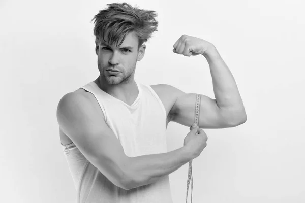 Sportovec s rozcuchanými vlasy ukazující biceps a triceps — Stock fotografie