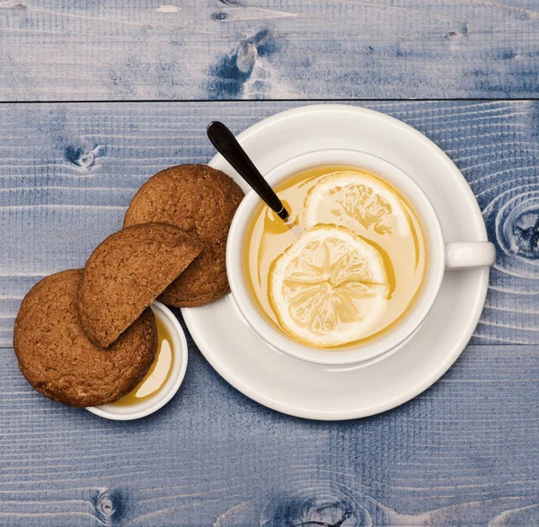 营养和热饮料的概念。茶附近的饼干 — 图库照片