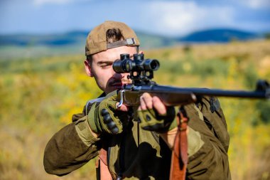 Hedef ile keskin nişancı Kapsam bakmakla meşguldüm. Tüfek doğa arka plan hedefleyen insan avcısı. Avcılık beceri ve silah donanımları. Adam av doğa ortamı. Av silah tabanca ya da tüfek. Avcılık hedef