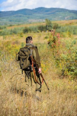 Deneyim ve pratik başarı avcılık oldukça rahat. Av sezonu. Adam av doğa ortamı. Erkeksi hobi etkinlik. Av silah tabanca ya da tüfek. İnsan avcısı taşımak tüfek doğa arka plan
