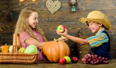 Çocuklar kız çocuk taze sebze hasat rustik tarzı. Sonbaharda hasat tatil. İlköğretim Okulu Güz Festivali fikir. Hasat festivali kutlamak. Hasat sebze ahşap arka plan sunulması çocuk