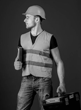 Kask, kask içinde adam araç kutusu ve klasör belgeler, mavi arka plan ile tutar. Tamirci çalışmaya hazır. Onarım hizmet anlayışı. İşçi, repairer, Oluşturucu araçları ile rüya gibi yüz taşır duruma