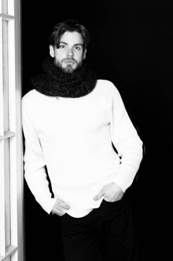 sakallı yakışıklı veya yüz beyaz kazak ve ahşap doo yakınındaki örme üzerinde siyah arka plan üzerinde sakallı adam