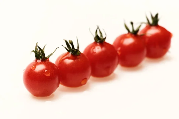 Un montón de tomates cherry, de cerca. Agricultura y alimentos frescos — Foto de Stock