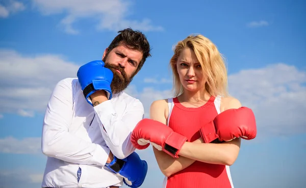 Marriage as test of feelings. Stand for your point view. Couple in love boxing gloves sky background. Man and girl after fight. Family life reconciliation and compromise. Marriage everyday struggle — Stock Photo, Image