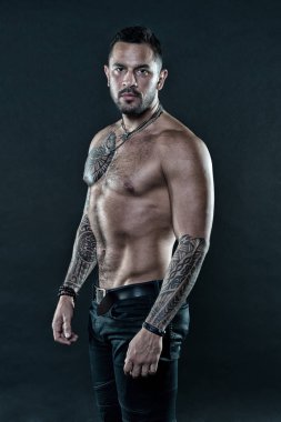 Burada dövmeyi. Kas gövde olan adam. Seksi Dövme tarzı kaslı adam. Maço tarzı. Sexy konusunda güven olduğunu