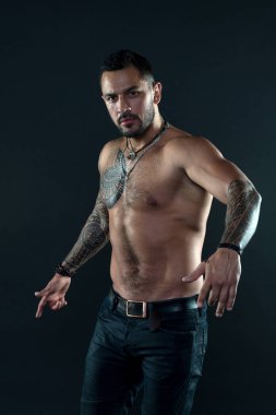 Bir dövme elde etmek. Maço tarzı. Kas gövde olan adam. Seksi Dövme tarzı kaslı adam. Benim vücut seksi