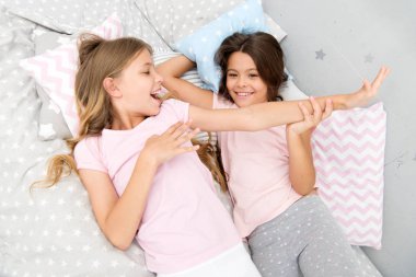 Pijama partisi kavramı. Kızlar sadece eğlenmek ister. Arkadaşını yatıya davet et. Sonsuza kadar en iyi arkadaş. Tema pijama partisini düşün. Pijama partisi zamansız çocukluk geleneği. Kızlar yatakta dinleniyor.