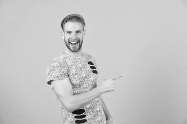 Adam çekici işaret parmağı tarafa sakallı. Tavsiye kavramı. Adam neşeli mutlu yüz başarıyla, gri arka plan görünüyor. Sakal tıraşsız adam adamla iyi bakımlı yakışıklı görünüyor