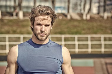 yakışıklı şık adam spor giyim, spor moda şık saçlı