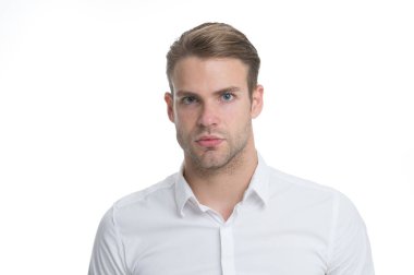 Onun tarzı hakkında. Kısa sakal saçlı yakışıklı adam. Erkek tıraş ihtiyaç duyar. Sakallı adam kaygan saç stili ile. Tıraş ve rutin bakım