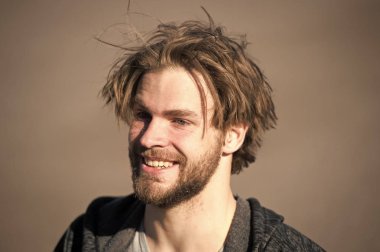 mutlu gülümseyen yakışıklı adam veya sakallı adam