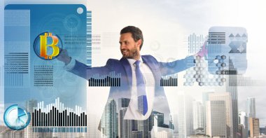 Dijital iş kripto para birimi. Bitcoin para yatırım stratejisi. Bitcoin ile çalışmaya başlayın. Bitcoin madencilik karlılık hesaplayın. İşadamı etkileşim dijital yüzey kripto para bitcoin