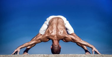 Yoga nasıl vücudunuza dinlemek için öğretir. Kaslı adam yoga konumda. Yoga eğitmeni kas vücut ile spor. Zihinsel ve fiziksel sağlık. Spor ve sağlık. Başarı basittir