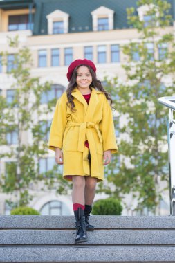 Kız yürüyüş arka plan defocused. Sevimli küçük Fransız tarzı moda kız. Şapka aksesuar Fransız moda ayrıntı. Çocuk kız parlak şapka bere. Sonbahar şapka moda aksesuar. Fransız trend sonbahar sezon