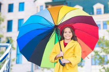 Neşeli ruh için renkli aksesuar. Pozitif sonbahar sezonu kal. Renkli sonbahar aksesuar olumlu yönde etkiler. Yolları Sonbahar ruh aydınlatmak. Kız çocuk uzun saç hazır Güz hava şemsiye ile tanışın