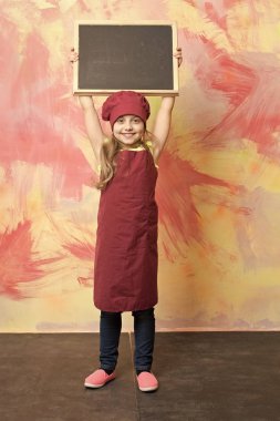 Bebeğim, mutlu bir çocuk ile afiş tahta mutfak veya Restoran