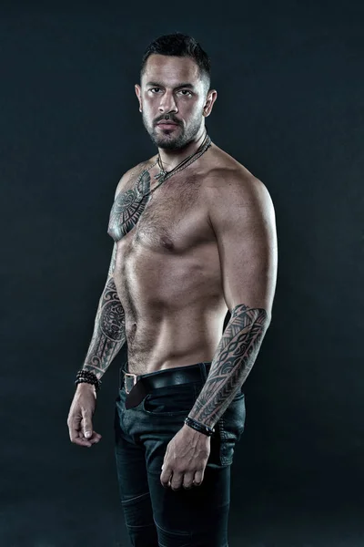 Get tattoo here. Man with muscular torso. Muscular man with sexy tattoo style. Macho style. Sexy is about confidence — Stock Photo, Image