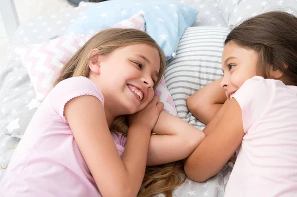 Mejores amigos para siempre. Chicas relajándose en la cama. Concepto de fiesta aburrida. Las chicas solo quieren divertirse. Invita a un amigo a dormir. Considere la fiesta de pijamas temática. Fiesta de madera atemporal tradición infantil —  Fotos de Stock