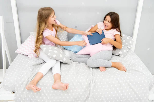 Kız kardeş ilişkileri sorunları. Pay kitap arkadaşıyla. Çocuk yatak odasında akşam masal okumak istiyorum. Benim kitap bu. Kız gibi rekabet. Kitabını paylaşmak istemiyor. Kız kardeş rekabet kavramı