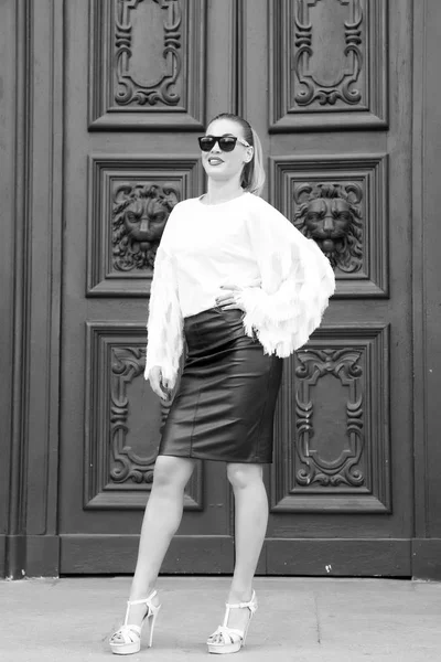 Mujer en zapatos de tacón alto en la puerta roja en París, Francia. Mujer sexy en gafas de sol con pelo largo. Chica de belleza con aspecto glamuroso. Modelo de moda con estilo de moda. Moda belleza y moda —  Fotos de Stock