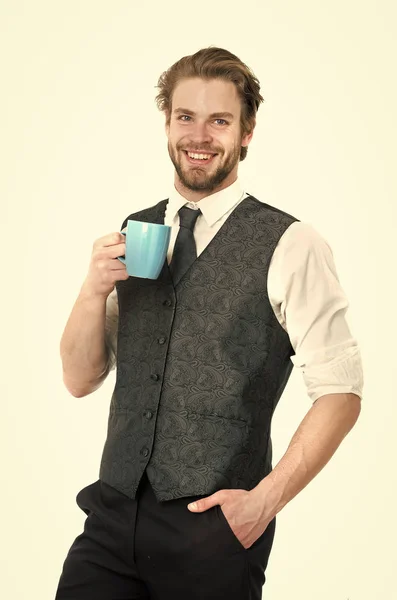 Homem de negócios ou cavalheiro sorrindo beber chá ou café da xícara — Fotografia de Stock