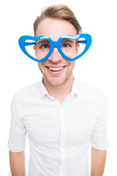 Funky e feliz. Homem feliz sorrindo em óculos dos namorados. Um homem bonito usa óculos em forma de coração. Vai a festa. Feliz festa do Dia dos Namorados. O seu tempo de festa — Fotografia de Stock