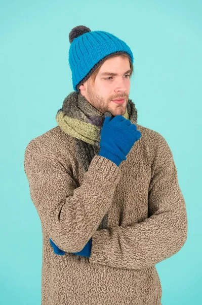 Jego czas wakacji. Mężczyzna nosić ciepłe ubrania podczas ferii zimowych. Przystojny mężczyzna dostał przeziębienia i grypy w zimie. Zimny sezon do przodu — Zdjęcie stockowe