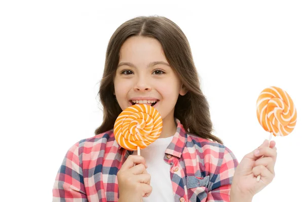 Indrukwekkende feit suiker voeding. Meisje kind lacht houdt lollipop snoep. Meisje jongen met lollipop ziet er gelukkig. Gezonde voeding en het op dieet zijn concept. Sweet tooth concept. Baby blij gezicht eten lollipop — Stockfoto