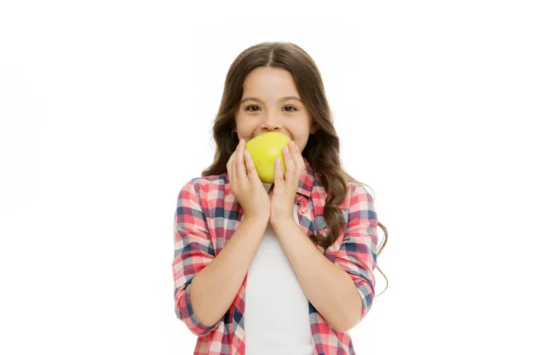 Παιδί κορίτσι casual ρούχα κατέχει μήλο. Παιδί χαρούμενο πρόσωπο σαν μήλο. Σχολικό σνακ. Υγιεινή διατροφή. Σνακ βιταμινών μήλο. Κορίτσι χαριτωμένο μακριά σγουρά μαλλιά κρατά μήλο φρούτα λευκό φόντο — Φωτογραφία Αρχείου