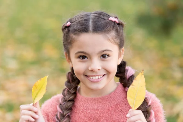 Lycklig barndom. Skoltid. Små barn med höstlöv. leende liten flicka i höst skog. Höstlöv och natur. Gärna runt. Inget mer regn. Helt nöjd. Bekymmerslös och glad — Stockfoto