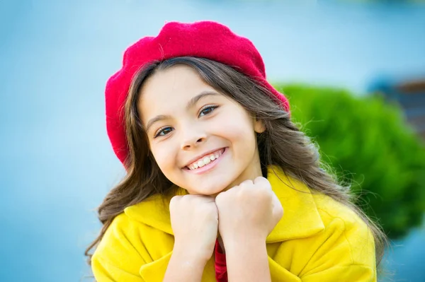 Hatt tillbehör franskt mode detalj. Kid flicka ljusa hatt beret långt lockigt hår. Hösten hatt modeaccessoar. Franska trend höstsäsongen. Charmigt fransk stil fashionabla flicka. Falla mode koncept — Stockfoto