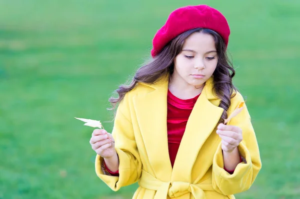 秋天舒适就在附近。小女孩悲伤的秋天季节来。将秋季变成最佳季节的提示。男孩女孩悲伤的脸持有枫叶。秋枫叶的孩子走 — 图库照片