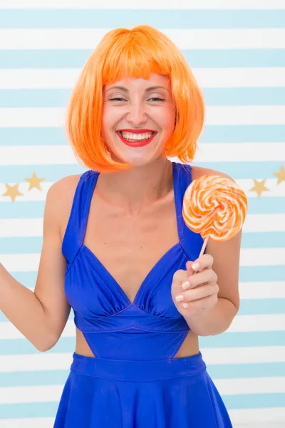 Gadis keren dengan lollipop. Wanita seksi. Gadis gila dalam suasana hati yang menyenangkan. model pinup bahagia dengan lolipop di tangan. Gadis fashion dengan rambut oranye bersenang-senang. Nikmati pestanya. Menjadi gila. Tampilan manis. Sangat menyenangkan. — Stok Foto