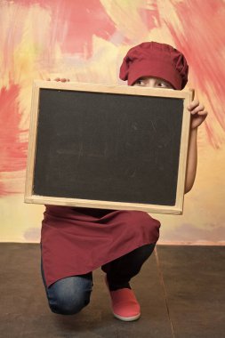 Bebek, çocuk afiş tahta mutfak veya restoran arkasında