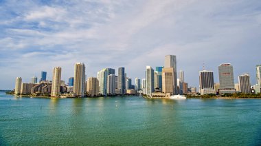 Miami gökdelenler mavi bulutlu gökyüzü, tekne yelken, havadan görünümü