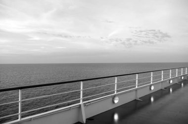 Gemi akşam gökyüzü üzerinde pastoral deniz manzarası üzerinde. Miami, mavi deniz ABD'de tahta gemi. Seyahat, seyahat, yolculuk su. Yaz tatili, Yolculuk tutkusu. Macera, keşif, gezi.