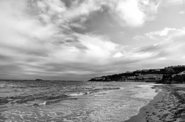 Philipsburg, sint maarten bulutlu gökyüzü sahilde deniz. Dağ manzarası, doğa için şehir ile deniz manzarası. Caribbean Beach Tatil. Yolculuk tutkusu, macera ve seyahat